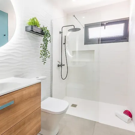 Modern Balcony - Solarium & Parking بيت للعطل Arafo