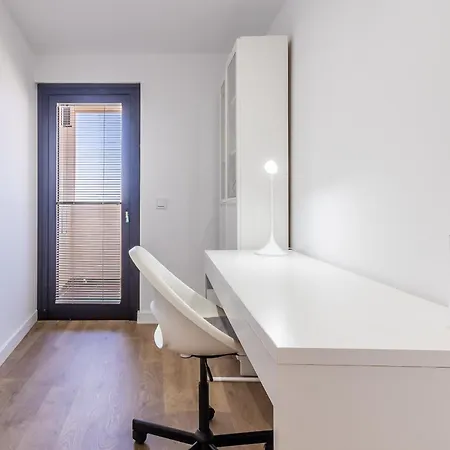 Modern Balcony - Solarium & Parking بيت للعطل *