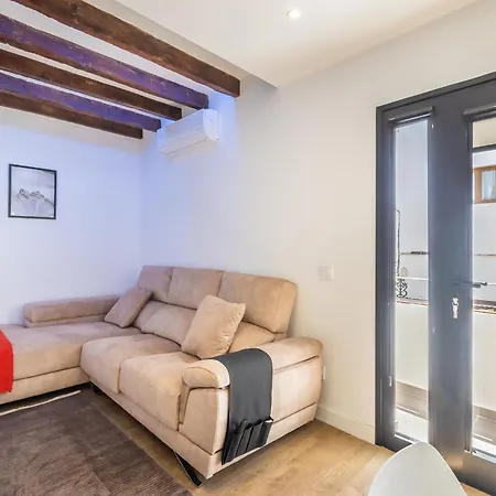 Modern Balcony - Solarium & Parking بيت للعطل *