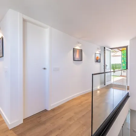 بيت للعطل Modern Balcony - Solarium & Parking