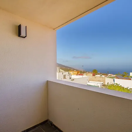 Modern Balcony - Solarium & Parking بيت للعطل Arafo